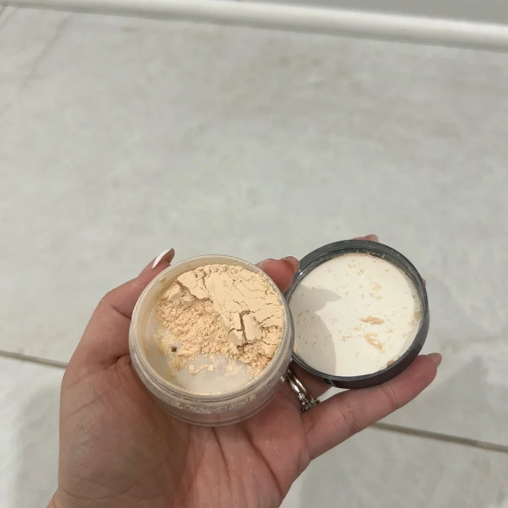 L.A. Girl Instant Finish Blurring Loose Powder GLP730 Light